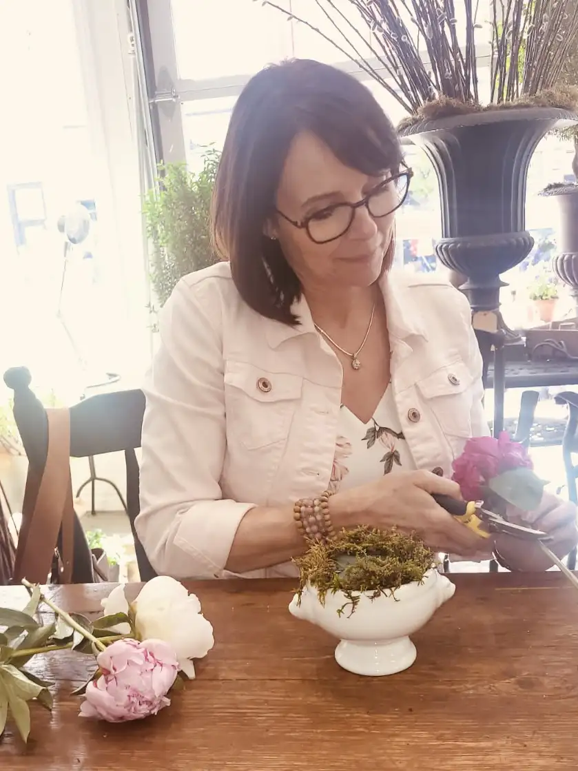 Cindy, founder of Flora & Fizz Designs